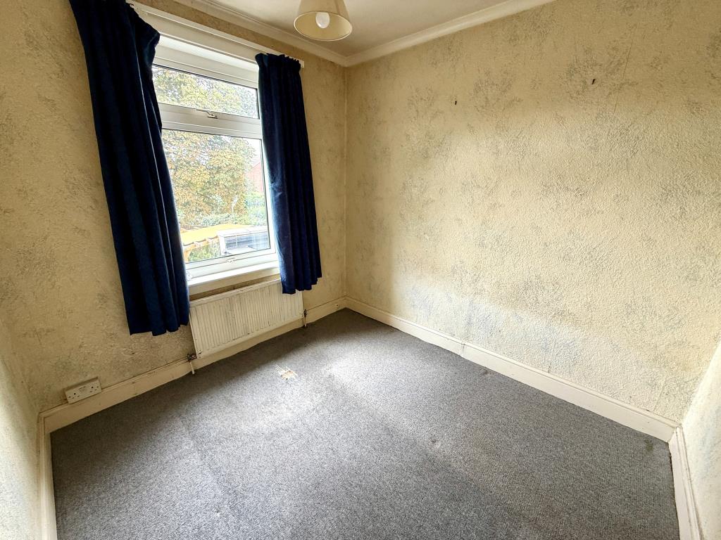 Lot: 186 - THREE-BEDROOM HOUSE FOR REFURBISHMENT - Bedroom three